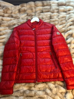 Moncler acorus - Jävligt go röd moncler acorus jacka som passar dig som är 168-175cm strl 14y men sitter som xs/s 