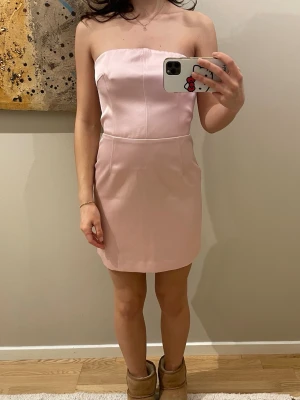 Bandeau klänning  - Bandeau klänning i lite silkes aktigt material. Silikon band längst upp som håller klänningen på plats 💋