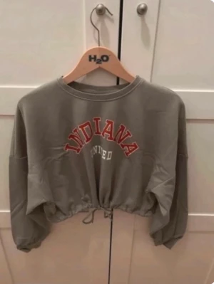 Sweatshirt  - En militärgrön sweatshirt i storlek XS men är som en S. Är i ett mycket bra skick. Väldigt fin och mysig nu i vinter🤩