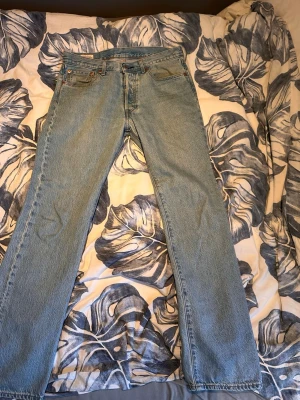 Levi's 501 ljus jeans W32 L32 - Klassiska Levi's 501 jeans i ljusblå tvätt. Rak passform med knappgylf och fem fickor. Tillverkade i slitstarkt bomullsdenim. Perfekta för dig som gillar tidlös och avslappnad stil  🔥