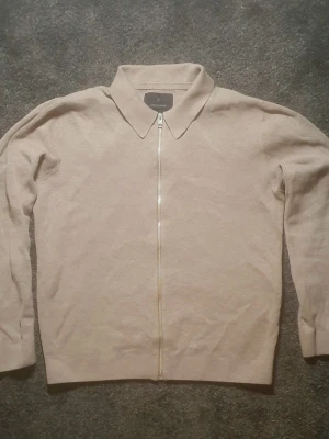 Knit cardigan Jack & Jones - Hallö från Segerlund Outlet! 😍 Nu är vi tillbaka med vanliga kläder men nya feta skor osv kommer snart så tagga till! 🎉 Knit cardigan som är I väldigt fint skick och är perfekt för de kallare temperaturerna. 🥶🙌