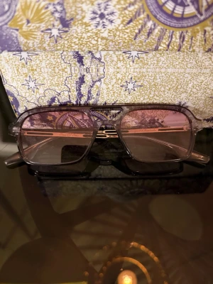 One of one solglasögon (limiterade) - Ett par riktigt Schyssta one of one glasögon som inte säljs längre! Dessa är i den röda versionen vilket ger dom ett lätt rödtonat glas med engravering i bågen.