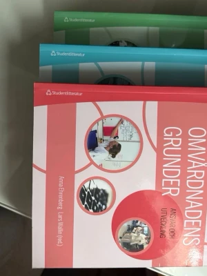 Omvårdnadens grunder: Ansvar och utveckling - En modern kursbok för dig som vill förstå grunderna i omvårdnad, ansvar och utveckling inom vården. Perfekt för studenter och unga vuxna som vill fördjupa sig i vård och omsorg. Boken är rikt illustrerad och lätt att ta till sig.