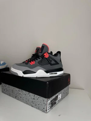 Air Jordan 4 retro ”infrared”  - Air Jordan 4 Retro “Infrared” – Storlek 38,5  Säljer ett par Air Jordan 4 Infrared i mycket fint skick. Skorna är knappt använda, helt utan hål, märken eller skador. Alltid varsamt hanterade.  ✔ Nypris: ca 4000 kr ✔ Kvitto finns ✔ Storlek: 38,5 ✔ Mycket sköna att bära ✔ 100 % äkta  Anledning till försäljning: riktigt snygga skor och bekväma, men inte riktigt min stil, därför får de gå vidare till någon som använder dem mer. Så står inte så fina skor och bara samlar damm. Pris är diskuterbart 