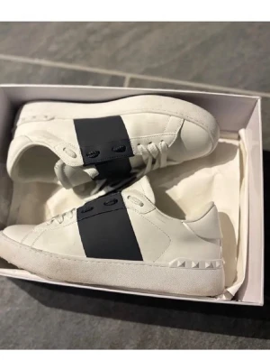 valentino opens - Säljer dessa feta valentinos i navy blur för ett riktigt bra pris🙌🏻 allt på bild följs med, pris kan diskuteras vif snabbköp🤩