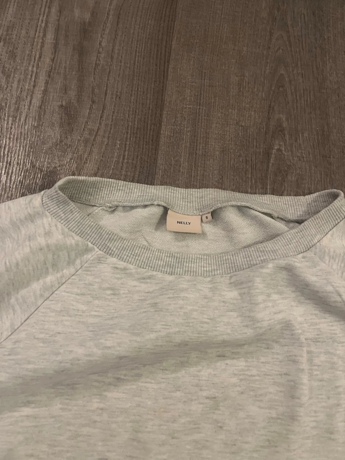 Ljusgrå sweatshirt från Nelly - 1