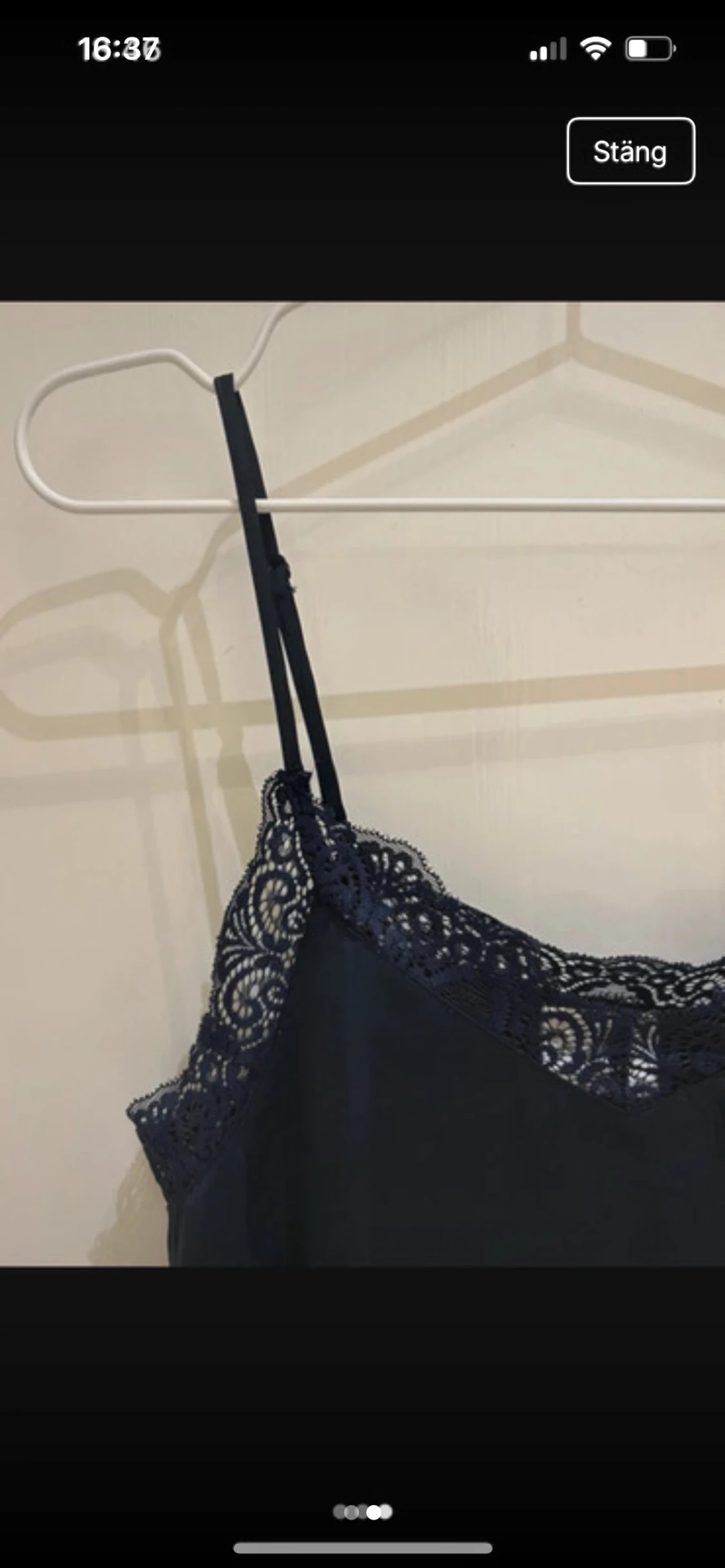 Marinblå linnetopp med spetsdetaljer från Vila  - 1