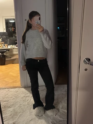 Ljusgrå stickad tröja - den ser lite kort ut på mej men den är nån storlek förliten 💕 