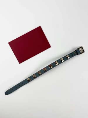 Valentino rockstud armband - | Säljer ett Valentino rockstud armband i riktigt bra använt skick | Storlek: Adjustable  | Valentinokort ingår | Hör av dig vid frågor eller funderingar