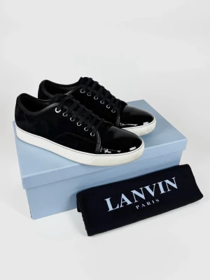 Lanvin cap toe skor - | Säljer ett par Lanvin cap toe sneakers i riktigt bra använt skick | Storlek: 41/UK7 | Box & dustbag ingår | Hör av dig vid frågor eller funderingar