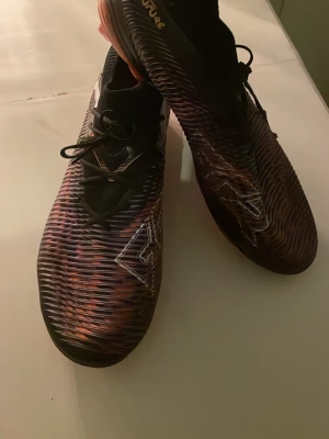 Puma future fotbollsskor  - Snygga fotbollsskor till de som vill spela med stil på planen. Som helt nya, inga defekter och har använts fåtal gånger. Nypris ca 1000 kr. 