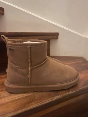 vattentäta uggs - från märket axelda! 24.8 cm storlek 38 (brukar själv ha 38-39). De är inte använda mycket vilket man kan se på materialet men de är aningen insjunkna vid hälarna. Köptes för omkring 800 kr. Äkta fårskinns foder på insidan❤️