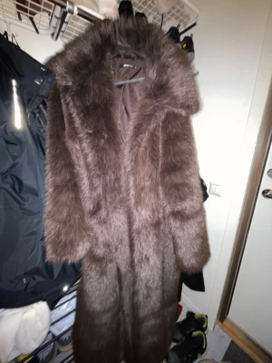 Pälskappa - Ifrån ginatricot i väldigt bra material helt ny aldrig använd storlek L