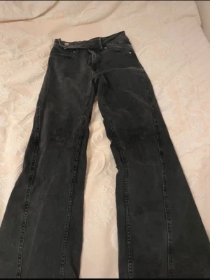 Svarta lågmidjade jeans - Säljer ett par svarta bootcut jeans de är väldigt lågmidjade men finns ett litet håk i jeansen som syns på bild och de går att fixa om man syr den och den syns knappt. Pris kan diskuteras 