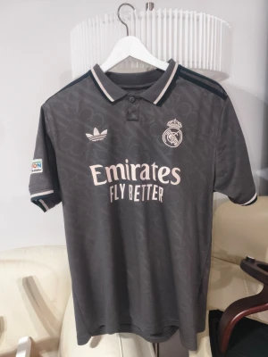 Real madrid tröja Rodrygo nr 11 - Säljer en real madrid tröja från säsong 24/25 med rodrygo nr 11 på ryggen. Säljer pga vill tjäna snabba pengar. Skicket på tröjan är toppen, med inga synliga defekter, Skriv vid minsta intresse😉