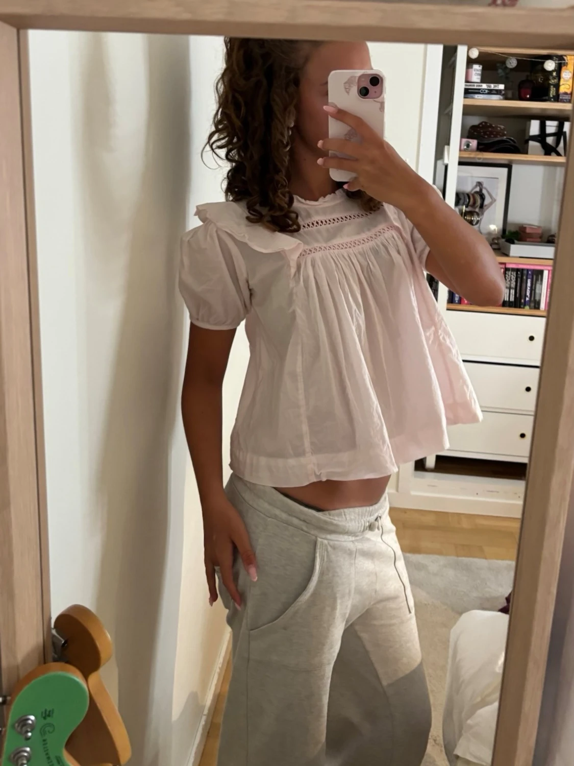 Ljusrosa blus med volang och spets