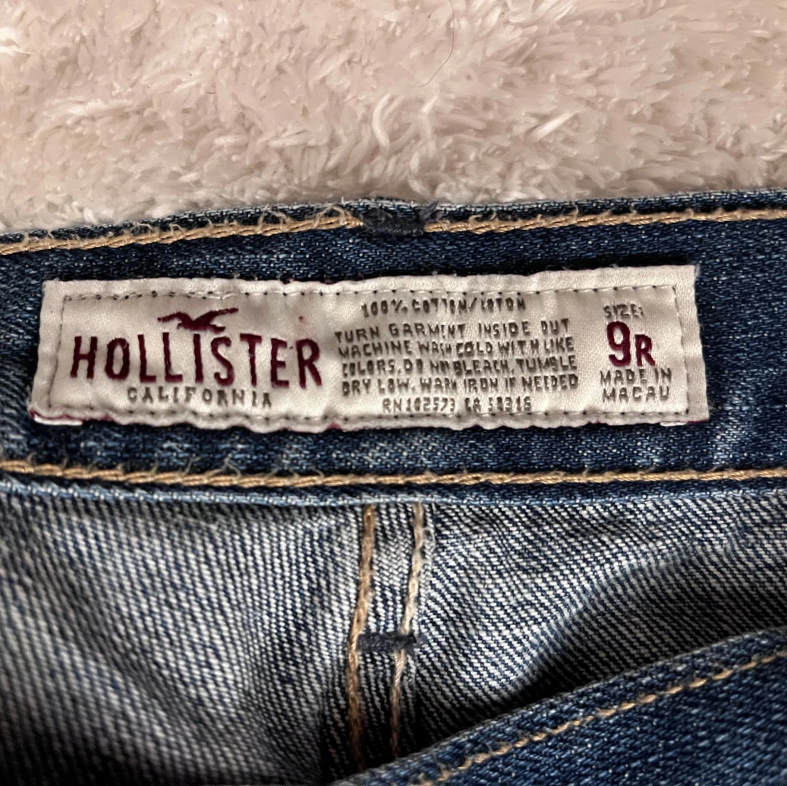 Hollister jeans med slitningar - 4