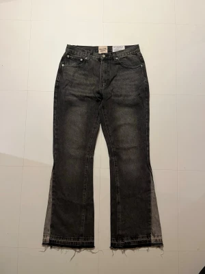 Gallery Dept flared jeans - Svarta/mörkgråa flared jeans från Gallery Dept. Nyskick. Storlek S. Köpta på Vinted. Endast använda ett fåtal gånger.