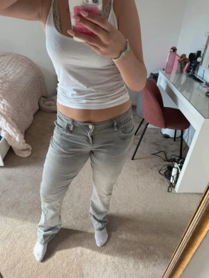 Grå low rise bootcut jeans – LTB - W31 L34 – Trendy passform - Snygga grå jeans med low rise (låg midja) och bootcut-modell – perfekt Y2K/90-talsinspirerad stil ✨ Smickrande passform och sköna att bära.  • Storlek: W31 L34 • Motsvarar ca EU 40 / M–L • Färg: Grå / ljusgrå tvätt • Modell: Low rise, bootcut • Skick: Mycket bra • Märket LTB  Säljs då de inte kommer till användning längre. Hör av dig vid frågor eller om du vill ha mått 