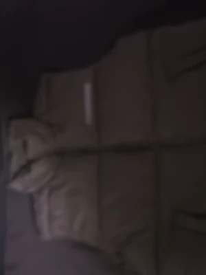 Beige dunväst från Lindex - Säljer en beige dunväst från Lindex i storlek S. Västen har en quiltad design och hög krage som ger en riktigt chill look. Perfekt att slänga över en hoodie eller tröja när det är kyligt ute.