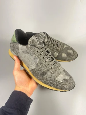 Valentino rockrunners  - Valentino rockrunners i storlek 44. Inget og tillkommer, men ganska rare skor och därför en riktigt steal.  Äkta såklart! Inga större defekter, och perfekta skor för vintern och resten av året 🙏