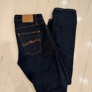 Mörkblå jeans från Nudie Jeans 29/32 - Säljer ett par mörkblå jeans från Nudie Jeans i klassisk femficksmodell. Modellen är gritty Jackson och är använda 5 gånger.