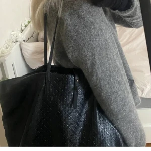 By Malene Birger väska - Stor mjuk väska från By marlene Birger! Får plats med massor och har använts som skolväska länge, därför ganska nött både på band och på sidor🤎🖤 fläckar innanför men har inte testat få bort dem, kan säkert gå!