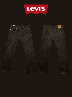Levi's 527 Bootcut - Det Tjo säljer ett par riktigt snygga Levis 527 Bootcut i mycket bra skick, Skynda och köp för mycket bra pris!!!  ||| Midja: 41cm, Innerben: ca 77cm, Benöppning: 23cm  Hör av dig vid 