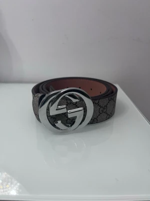 Dubell G silver skärp - Väldigt fin silver och beige skärp.