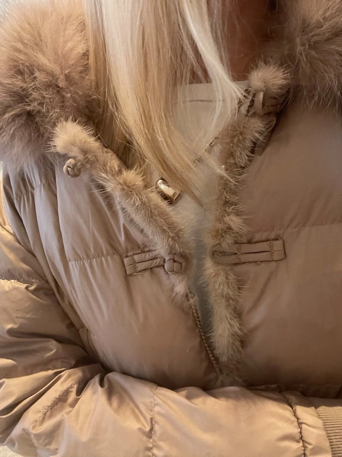 Beige pufferjacka med fuskpäls - 3