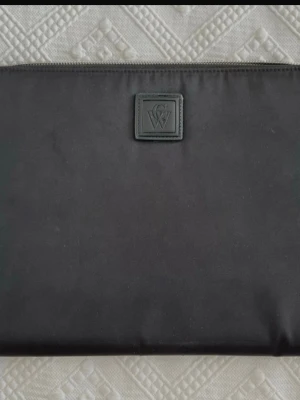 Carin Wester svart datorfodral - Snygg och stilren svart datorfodral från Carin Wester! Perfekt för att bära din laptop till skolan eller jobbet. Passar de flesta datorer med ”standardstorlek”. <3