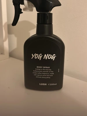 Yog Nog Body Spray 200ml - Doftar som nybakade pepparkakor. Får alltid komplimanger att jag doftar som bageri när jag bär den. Ca 10 sprut tagna. Nypris 435. 🍪🍨🍯