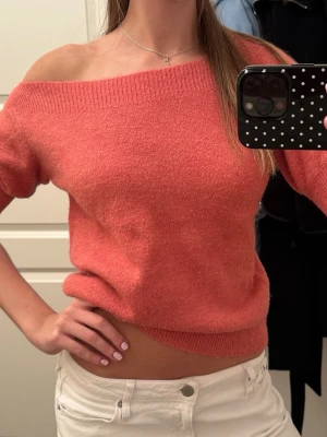Korallfärgad stickad tröja  - Supersöt korallrosa stickad tröja, kan bäras off shoulder 