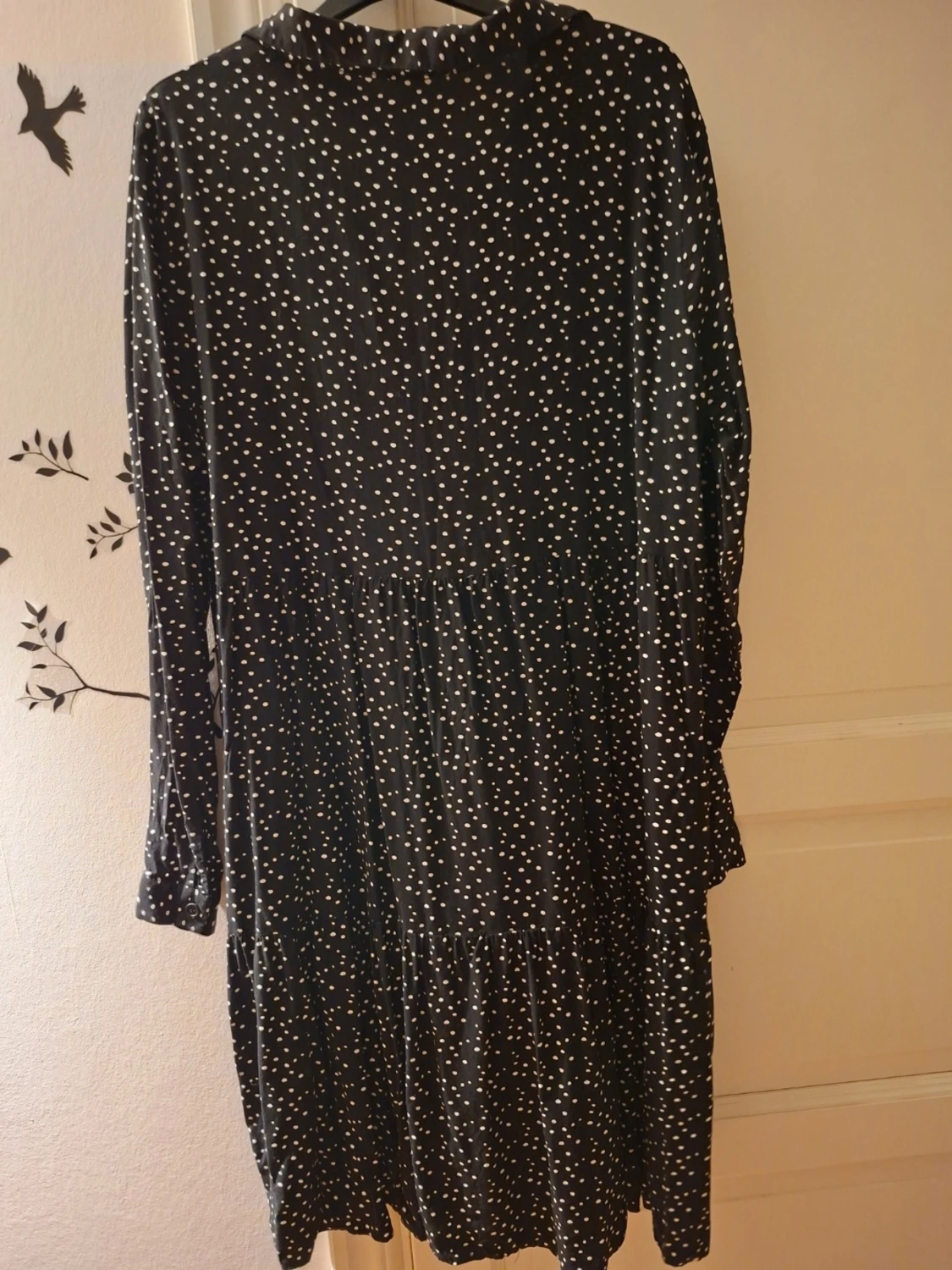 Svart prickig långärmad klänning - 1