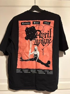 Avril Lavigne Tour T-Shirt - En oversize t-shirt med tryck från Avril Lavignes turné 2022. Sparsamt använd och trycket är helt och rent.