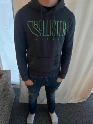 Hollister hoodie  - Riktigt schysst hoodie från hollister. Riktigt snyggt tryck på den. Modellen på bilden är 184 cm.