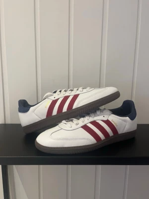 Adidas Samba vita med röda ränder - Oanvända Adidas samba