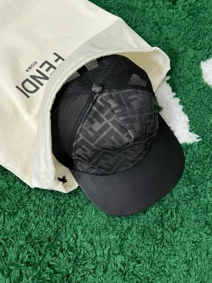 Svart Fendi keps  - Svart Fendi keps  vi har alla olika storlekar du kan tänka dig bra kvalitet 