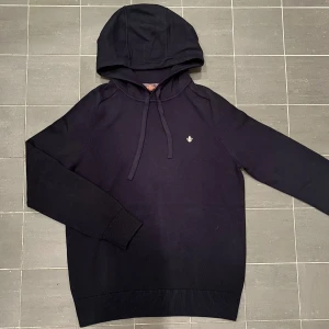 Morris hoodie - Tjeneritz, säljer nu min Morris hoodie i merinoull i storlek S, lappar finns kvar eftersom den aldrig är använd, orginalpriset är 2199kr på NK. Priset är inte hugget i sten och kan såklart diskuteras vid snabb affär. Tveka inte på att ställa frågor!