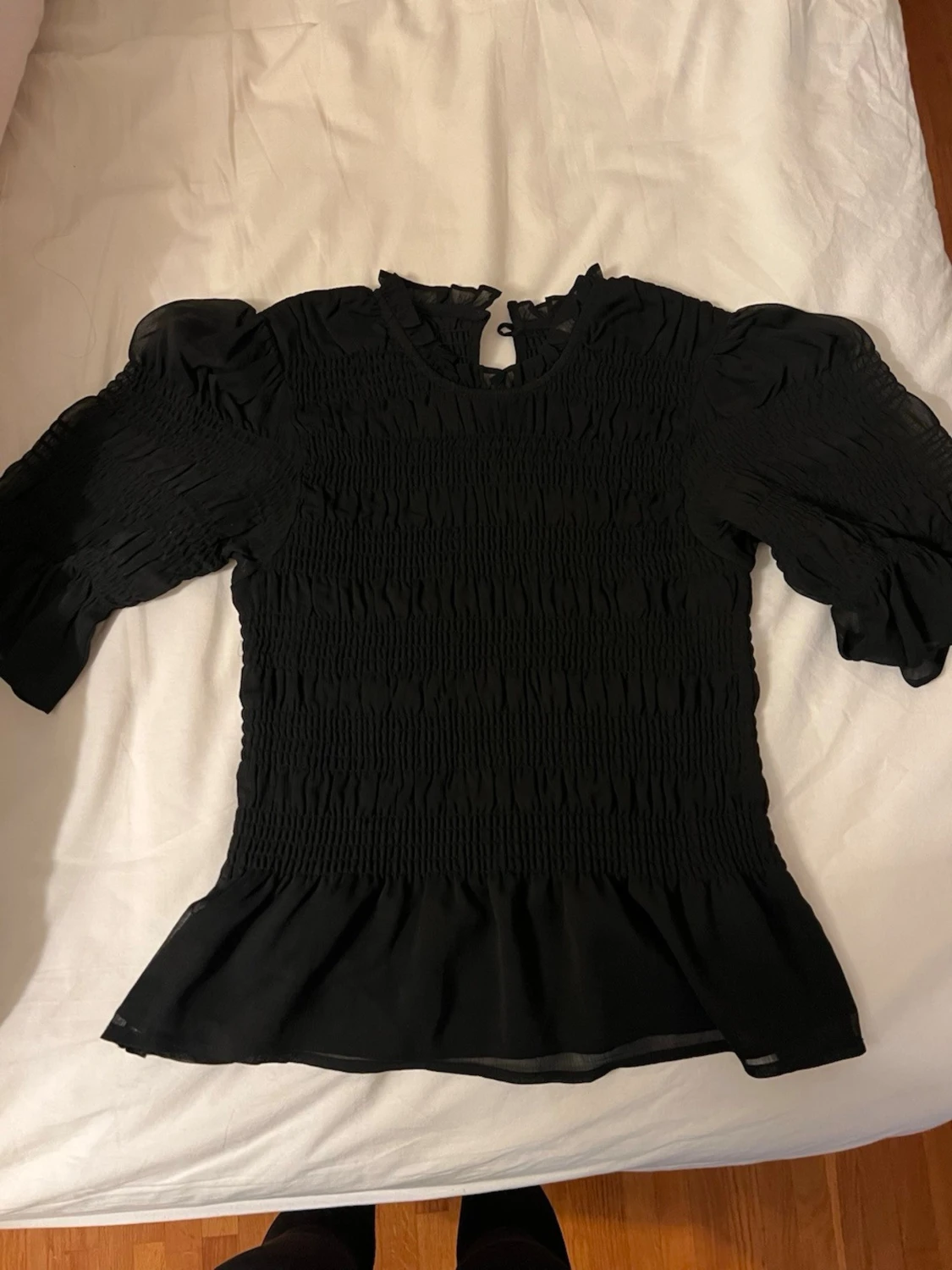 Svart blus från Bubbleroom med volang - 1