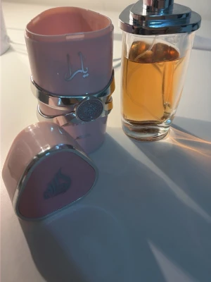 Lattafa Yara EdP från UAE - Lattafa Yara är en elegant parfym med unik design och modern känsla. Tillverkad i Förenade Arabemiraten, 80% vol. Perfekt för dig som vill sticka ut med stil och personlighet. Btw köpt för 450kr