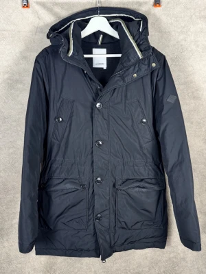 J.Lindeberg Jacka | S - Snygg jacka från vinterjacka J.Lindeberg i svart färg! Storlek S. Hör av er vid funderingar 🙌