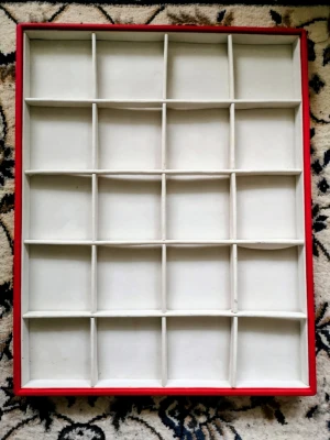 Ny Smyckesförvaring/ Smyckesbricka Med 20st Fack - Mått:  Bricka 45*36*3cm Fack 9*9cm Helt ny.  Detta smyckesställ håller ringar, halsband, armband, örhängen och andra smycken organiserade och ger ett snyggt och ordnat intryck. Passar lika bra för hemmabruk som för professionell smyckespresentation i butik.