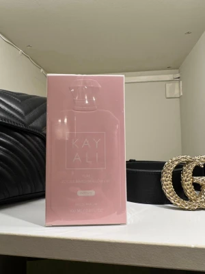 Kayali Yum Boujee Marshmallow - Kayali Yum Boujee Marshmallow Intense EdP, 100 ml. Nyckelnoter: kvitto medföljer