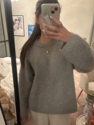 Grå stickad mohair tröja - Mysig grå stickad tröja i det lite materialet finare mohair! använd fåtal gånger och pris kan diskuteras💕💕