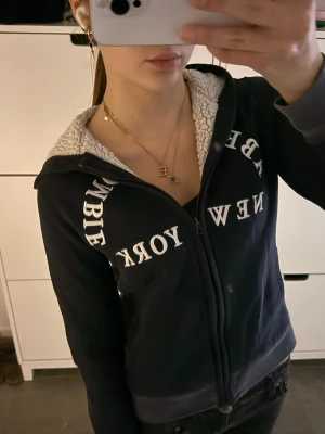 Fodrad Abercrombie & fitch zip up hoodie - Fodrad Abercrombie & fitch huvtröja med dragkedja! Barnstorlek 13/14 passar en vanlig XS! Bra skick! Foder i hela hoodien förutom armarna vilket gör den väldigt varm och skön ☺️