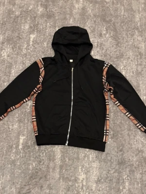 Burberry kofta  - Säljer en burberry kofta som är i nytt skick utan användning. 