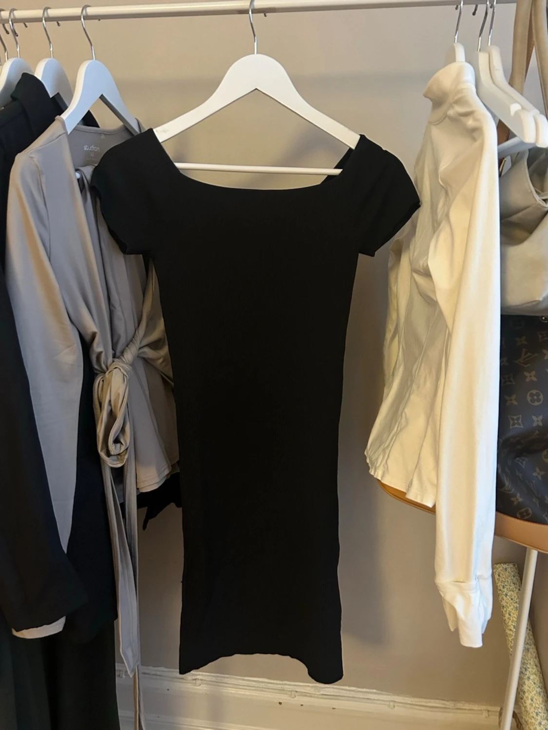 Svart ribbad of-shoulder kortklänning från ONLY