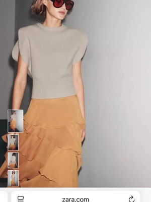 SÖKER ZARA TOPP S - SÖKER!! Skriv om du har denna topp i storlek S