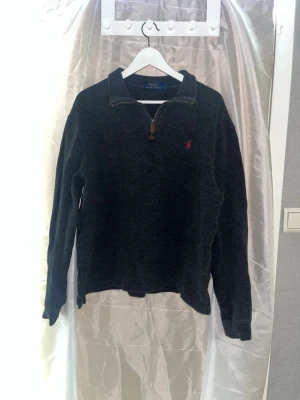 Ralph Lauren tröja  - Mörkgrå långärmad tröja från Polo Ralph Lauren med klassisk krage, half zip-dragkedja och mycket mjukt material. Axelbredd 55cm, längd 63cm, armlängd 62cm. Ifall det inte finns någon bild i annonsen där jag bär plaggen jag säljer så är det för att jag ej kan ha storleken heller passformen, så kolla måtten för storlek och googla på modellnamnet för passform 😉1,18